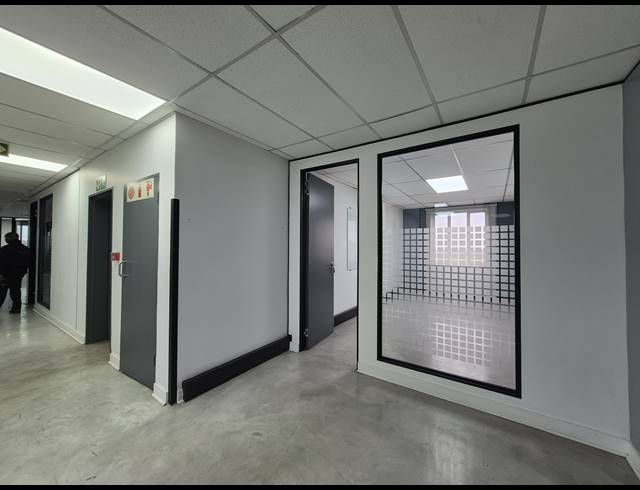 6,233M² OFFICE FOR SALE IN HYDE PARK